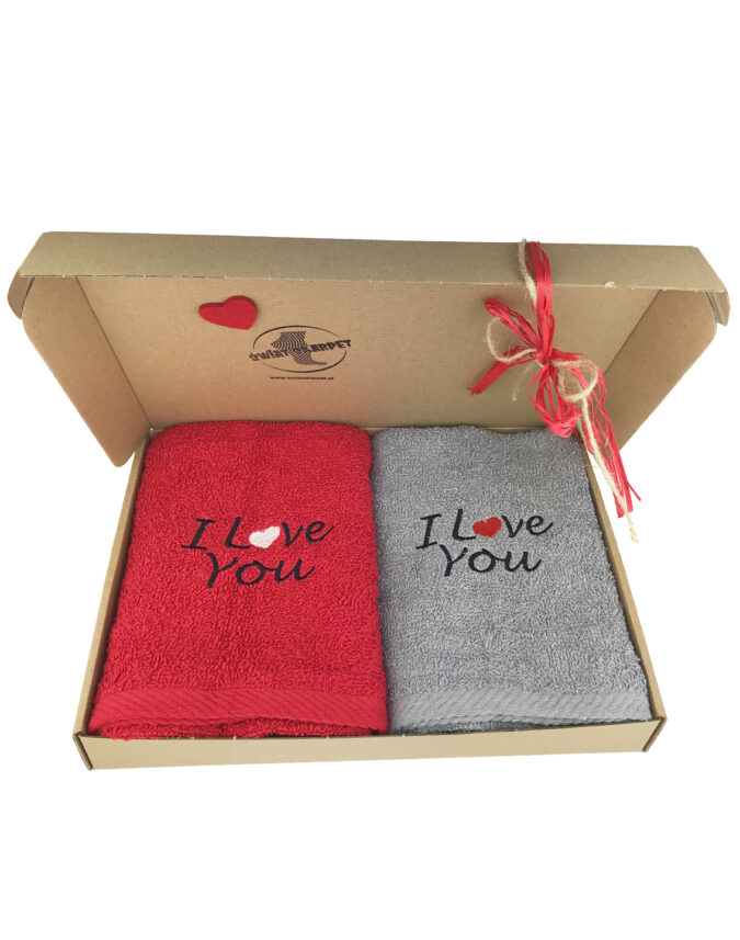 Zestaw 2 ręczników frotte z motywem I love You na Walentynki. Opakowane w eleganckie pudełko.