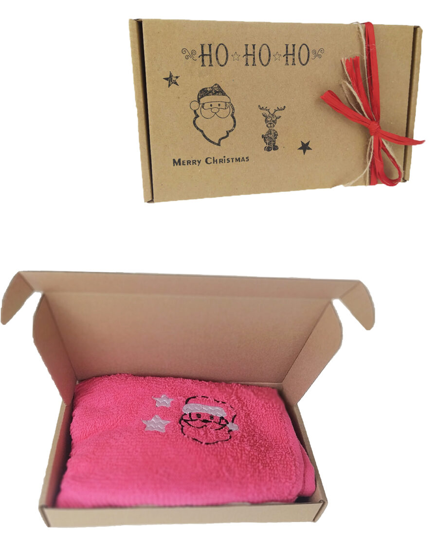 prezent w postacie ręcznika z haftem mikołaja zapakowany w pieknie przyozdobione pudełko