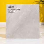 Kafle podłogowe — gres szkliwiony i porcelanowy, antypoślizgowość R9-R11, formaty od 30×30 do 120×120 cm, ceny 30-200 zł/m².