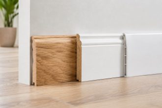 Listwy przypodłogowe MDF, PCV, drewno, aluminium — wysokość 60-150 mm, montaż na klipsach lub klej, ceny 5-30 zł/m.