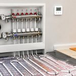 Ogrzewanie podłogowe wodne i elektryczne — porównanie, koszt instalacji 150-300 zł/m², kompatybilność z różnymi typami podłóg.