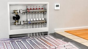 Ogrzewanie podłogowe wodne i elektryczne — porównanie, koszt instalacji 150-300 zł/m², kompatybilność z różnymi typami podłóg.