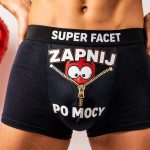 Kiedy śmieszne kolorowe bokserki działają jako prezent: cztery okazje, na które trafiają, i pięć błędów, których unikać. Materiał, krój, pakowanie, ceny od 15 do 90 zł.