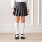 Białe podkolanówki dziecięce do mundurka, komunii i codzienności — materiał, ściągacz, rozmiarówka, liczba par w szafie, sposób na utrzymanie bieli przez sezon.