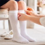 Białe podkolanówki dziecięce do mundurka, komunii i codzienności — materiał, ściągacz, rozmiarówka, liczba par w szafie, sposób na utrzymanie bieli przez sezon.