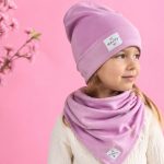 Jak dobrać zestaw czapka i chusta dla dziewczynki — materiał na wiosnę i jesień, rozmiarówka po obwodzie głowy, wzory, czapka turban i pielęgnacja.