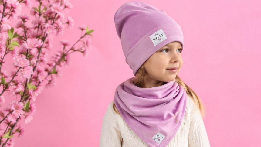 Jak dobrać zestaw czapka i chusta dla dziewczynki — materiał na wiosnę i jesień, rozmiarówka po obwodzie głowy, wzory, czapka turban i pielęgnacja.