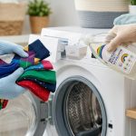 Jak prać skarpetki, żeby nie traciły koloru? Sprawdź temperaturę, sortowanie, detergenty, suszenie i błędy, przez które czarne, kolorowe i wzorzyste skarpetki szybciej blakną.