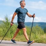 Nordic walking — chodzenie z kijami, długość 0,66 × wzrost, zaangażowanie 90% mięśni, idealne dla osób 50+.