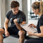Siłownia dla początkujących — plan Full Body Workout 3 razy w tygodniu, ćwiczenia bazowe, karnet 100-300 zł, trener personalny.