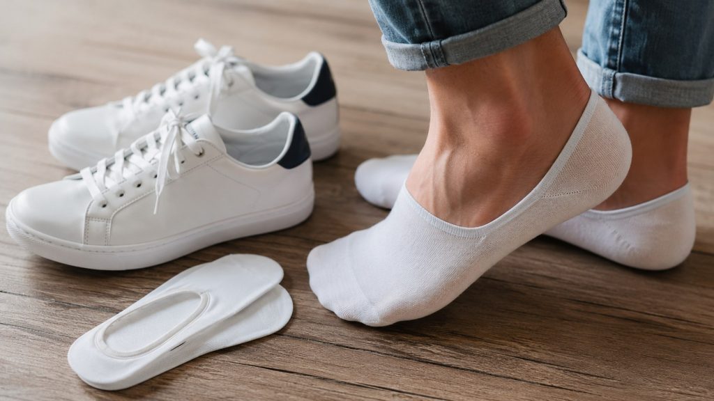 Stopki do sneakersów w 2026 roku: sprawdź, jak dobrać niewidoczne skarpetki, które nie zsuwają się przy chodzeniu, nie obcierają pięt i pozostają ukryte w niskich butach sportowych. przez cały dzień.