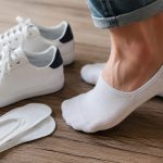 Stopki do sneakersów w 2026 roku: sprawdź, jak dobrać niewidoczne skarpetki, które nie zsuwają się przy chodzeniu, nie obcierają pięt i pozostają ukryte w niskich butach sportowych. przez cały dzień.