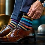 Jak nosić kolorowe skarpetki po 40. roku życia? Praktyczny poradnik stylu: kolory, garnitur, jeansy, buty, praca, casual i błędy, które odbierają elegancję po czterdziestce.