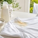 Jak usunąć plamy z kremu SPF z ubrań? Sprawdź bezpieczne pranie białych, czarnych i kolorowych tkanin oraz metody na tłusty osad i żółte ślady bez niszczenia włókien, nadruków i koloru po plażowaniu.