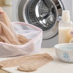 Jak prać rajstopy, żeby się nie zaciągały? Sprawdź temperaturę, detergent, woreczek do prania, suszenie i najczęstsze błędy, które niszczą cienkie rajstopy.
