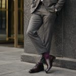 Jak nosić kolorowe skarpety do garnituru męskiego w 2026 roku: kolory, wzory, długość, buty, dress code i błędy, które psują elegancki wygląd.