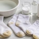 Jak usunąć żółte plamy z białych skarpet: soda, ocet, enzymy, tlenowy wybielacz i błędy w praniu. Sprawdź temperatury, czas namaczania i plan dla bawełny, elastanu oraz sportu w domu bez ryzyka już.