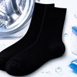 Jak prać czarne skarpety, żeby nie blakły i nie zostawiały meszku? Sprawdź temperaturę, detergent, sortowanie, suszenie i błędy, które niszczą kolor oraz zostawiają włókna na stopach.