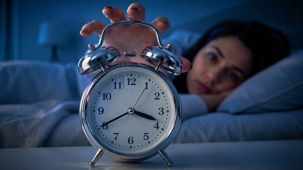 Dlaczego budzisz się między 3:00 a 5:00 rano? Poznaj przyczyny nocnych pobudek, objawy bezsenności, bezdechu i nokturii oraz sprawdź nawyki, które mogą poprawić ciągłość i jakość snu.