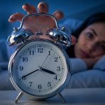 Dlaczego budzisz się między 3:00 a 5:00 rano? Poznaj przyczyny nocnych pobudek, objawy bezsenności, bezdechu i nokturii oraz sprawdź nawyki, które mogą poprawić ciągłość i jakość snu.