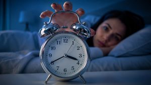 Dlaczego budzisz się między 3:00 a 5:00 rano? Poznaj przyczyny nocnych pobudek, objawy bezsenności, bezdechu i nokturii oraz sprawdź nawyki, które mogą poprawić ciągłość i jakość snu.