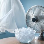 Jak obniżyć temperaturę w mieszkaniu bez klimatyzacji? Poznaj 12 skutecznych metod: zasłanianie okien, nocne wietrzenie, wentylator, chłodzenie sypialni i ograniczenie źródeł ciepła.