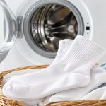 Jak prać białe skarpetki, by odzyskały kolor bez niszczenia włókien? Sprawdź temperaturę, namaczanie, detergenty, wybielacz tlenowy, suszenie i błędy, przez które biel szybko szarzeje. i żółknie też.