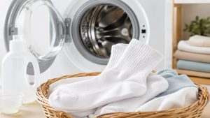 Jak prać białe skarpetki, by odzyskały kolor bez niszczenia włókien? Sprawdź temperaturę, namaczanie, detergenty, wybielacz tlenowy, suszenie i błędy, przez które biel szybko szarzeje. i żółknie też.