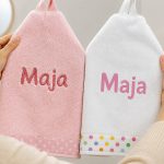 Mały ręcznik do przedszkola z imieniem dziecka — pięć kryteriów wyboru: rozmiar, gramatura, materiał, personalizacja, marka. Plus pielęgnacja i niemowlęce.