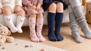 Podkolanówki dla dzieci — cztery grupy wiekowe, rozmiarówka 12–24, marki Petti, Yo!, Wola Junior, getry dla dziewczynki, najczęstsze błędy zakupowe.