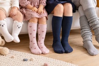 Podkolanówki dla dzieci — cztery grupy wiekowe, rozmiarówka 12–24, marki Petti, Yo!, Wola Junior, getry dla dziewczynki, najczęstsze błędy zakupowe.
