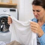 Dlaczego pranie po wyjęciu z pralki brzydko pachnie? Sprawdź przyczyny, wyczyść pralkę, dobierz detergent i suszenie, aby skutecznie usunąć zapach stęchlizny z ubrań po każdym praniu w domu. na lata.