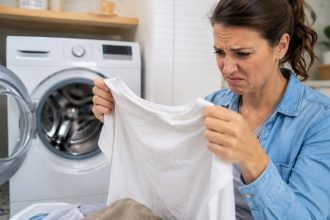Dlaczego pranie po wyjęciu z pralki brzydko pachnie? Sprawdź przyczyny, wyczyść pralkę, dobierz detergent i suszenie, aby skutecznie usunąć zapach stęchlizny z ubrań po każdym praniu w domu. na lata.
