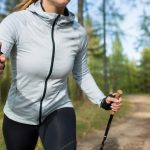 Nordic walking dla początkujących: sprawdź długość kijków, technikę kroku, pracę ramion, najczęstsze błędy oraz bezpieczny plan treningowy na 4 tygodnie od podstaw.