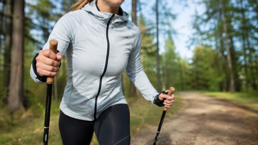 Nordic walking dla początkujących: sprawdź długość kijków, technikę kroku, pracę ramion, najczęstsze błędy oraz bezpieczny plan treningowy na 4 tygodnie od podstaw.