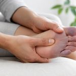 Dlaczego mrowią palce u stóp i kiedy potrzebna jest konsultacja? Poznaj różnice między uciskiem obuwia, neuropatią, niedoborem B12 oraz niedokrwieniem kończyn dolnych.