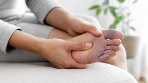 Dlaczego mrowią palce u stóp i kiedy potrzebna jest konsultacja? Poznaj różnice między uciskiem obuwia, neuropatią, niedoborem B12 oraz niedokrwieniem kończyn dolnych.
