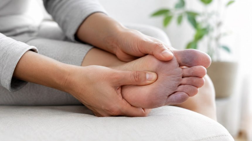 Dlaczego mrowią palce u stóp i kiedy potrzebna jest konsultacja? Poznaj różnice między uciskiem obuwia, neuropatią, niedoborem B12 oraz niedokrwieniem kończyn dolnych.
