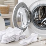 Jak prać skarpetki z grzybicą stóp? Sprawdź właściwą temperaturę, detergent, zasady suszenia oraz sposób prania, który ogranicza ryzyko ponownego zakażenia.