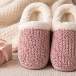 Kapcie dla babci jako prezent na Dzień Babci — kryteria wyboru, rozmiar, materiał, antypoślizg, polskie marki Wojas Komfort, Inblu, Lasocki, premium Glerups.