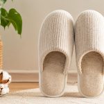 Kapcie domowe — cztery kategorie. Rozmiarówka, antypoślizg, polskie marki Inblu, Wojas, Lasocki, importowane Crocs, UGG, Glerups. Pielęgnacja i błędy zakupowe.