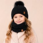 Zestaw zimowy dla dziewczynki 4–10 lat — czapka z pomponem + komin. Materiał merino, kolory, polskie marki, najczęstsze błędy zakupowe.