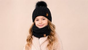 Zestaw zimowy dla dziewczynki 4–10 lat — czapka z pomponem + komin. Materiał merino, kolory, polskie marki, najczęstsze błędy zakupowe.