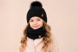 Zestaw zimowy dla dziewczynki 4–10 lat — czapka z pomponem + komin. Materiał merino, kolory, polskie marki, najczęstsze błędy zakupowe.