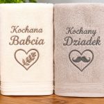Ręczniki dla babci i dziadka — prezent na Dzień Babci i Dziadka. Gramatura, bawełna egipska, personalizacja haftem, polskie pracownie, najczęstsze błędy.