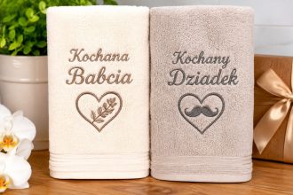 Ręczniki dla babci i dziadka — prezent na Dzień Babci i Dziadka. Gramatura, bawełna egipska, personalizacja haftem, polskie pracownie, najczęstsze błędy.