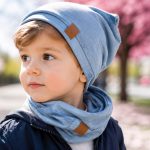 Komplet czapka + chusta dla chłopca — wiosenny zestaw. Bawełna, chustka z wiązaniem na karku, wzory męskie, polskie marki, jak uszyć domowo.