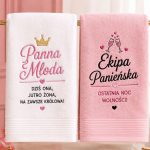 Ręczniki z żartobliwym haftem — przewodnik po humorystycznych prezentach. Cztery konteksty (dla par, panieński, urodzinowe, parapetówka), polskie pracownie.