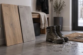 Laminat czy winyl do przedpokoju? Sprawdzamy odporność na wodę, piasek i sól drogową, klasy użytkowe, czyszczenie oraz parametry, które mają znaczenie jesienią i zimą przy mokrym obuwiu w domu także.