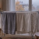 Jesienne pranie schnie wolniej przez niższą temperaturę i wyższą wilgotność. Sprawdź, jak suszyć ręczniki i pościel szybciej, ograniczyć wilgoć i uniknąć zapachu stęchlizny.